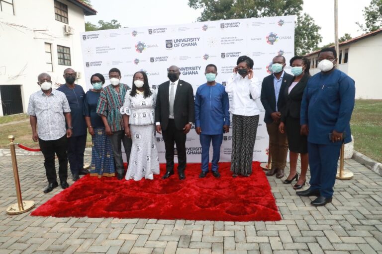 Dr Bawumia with some officials of the University of Ghana